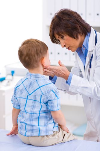 лечить аденоиды у детей