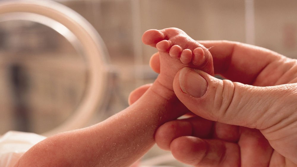 детский врач ведет прием грудничков